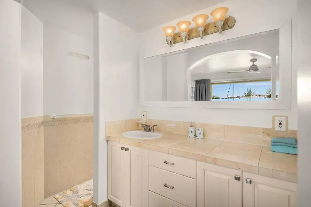 Exquisite Yacht Club Townhome The Bight Settlements 0*,