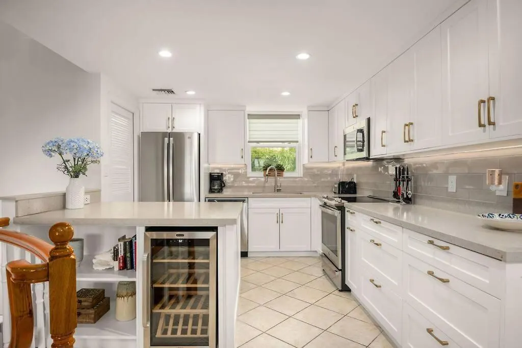 Exquisite Yacht Club Townhome The Bight Settlements